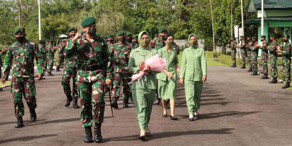 Letkol Inf Arynovian Hany Sampurno  mengikuti tradisi masuk satuan Brigif R 20/IJK/3 Kostrad yang baru, Senin (21/6/2021). Foto: Penerangan Brigif R 20/IJK/3 Kostrad